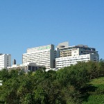 町の高台にある金沢医科大学病院